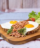 Krabbenbrot, gebuttert mit Spiegelei - Spiegeleier
