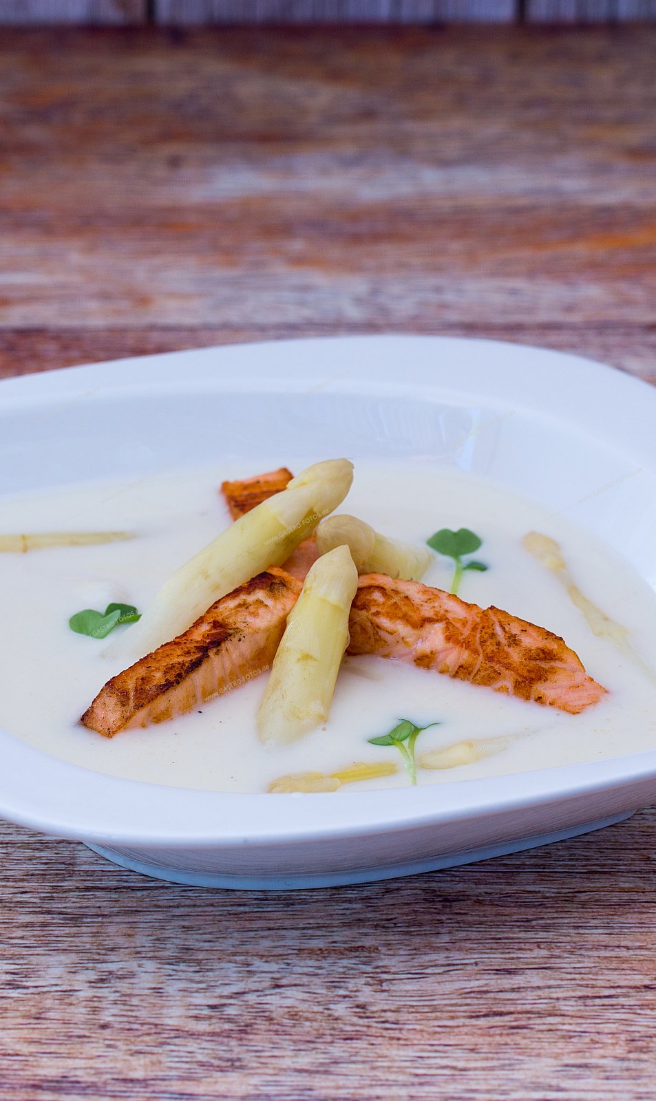 Spargelcremesuppe mit gebratenen Lachsstreifen - Suppen & Eintöpfe mit Fischeinlage